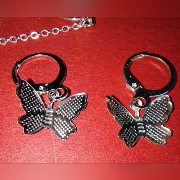5 pairs of silver tone butterfly pierced earrings - Picture 5 of 14